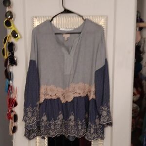 💜 3/$15💜Logo Denim, Chambray Blouse With Pink Lace Detail Sizw Large💜